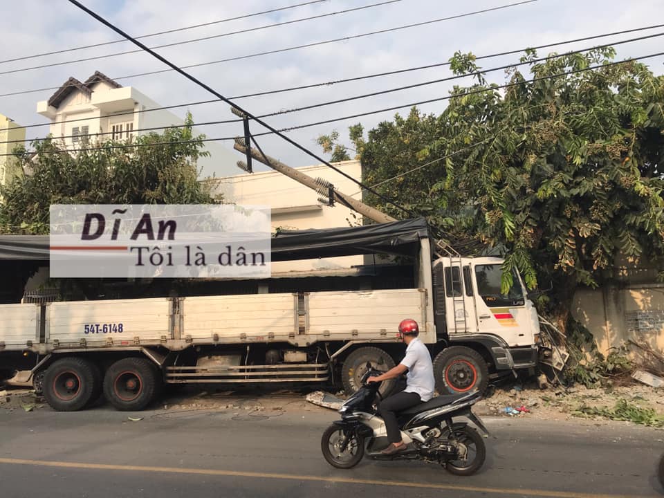 Chiếc ô tô tải còn tông gãy cột điện Chiếc ô tô tải còn tông gãy cột điện