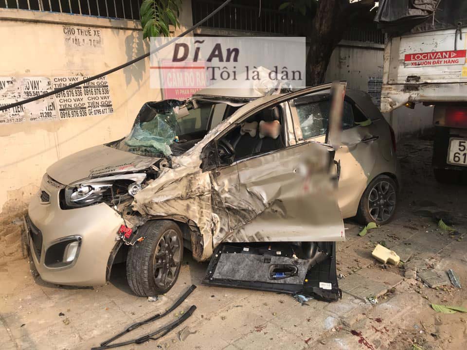 Chiếc Kia Morning bị hư hỏng nặng sau vụ tai nạn Chiếc Kia Morning bị hư hỏng nặng sau vụ tai nạn