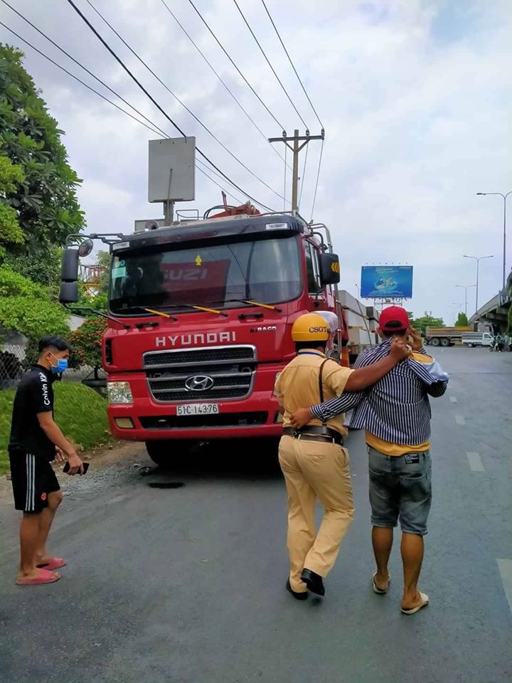 Cảnh sát giao thông đưa tài xế xe đầu kéo về phường Cảnh sát giao thông đưa tài xế xe đầu kéo về phường
