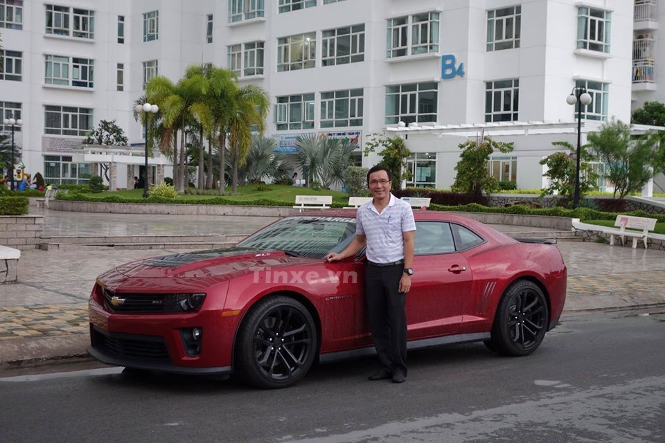 &Ocirc;ng L&acirc;m Tấn Lợi b&ecirc;n cạnh chiếc xe thể thao Chevrolet Camaro ZL1 độc nhất Việt Nam. Hiện chiếc xe n&agrave;y đ&atilde; được sơn lại m&agrave;u đen.