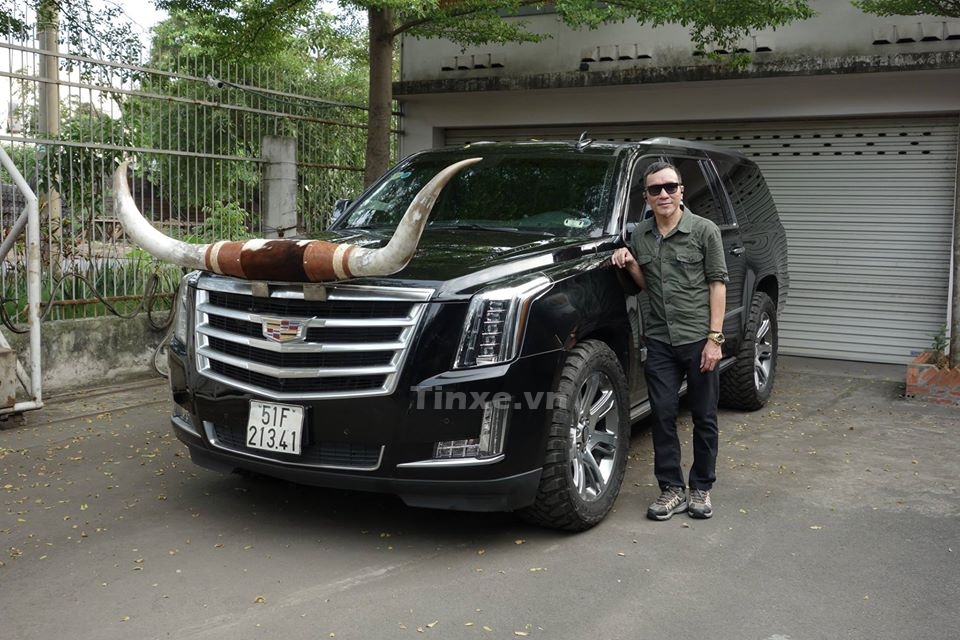 Sau một thời gian sử dụng, &ocirc;ng chủ của Duy Lợi đ&atilde; gắn sừng ph&iacute;a trước đầu xe cho Cadillac Escalade