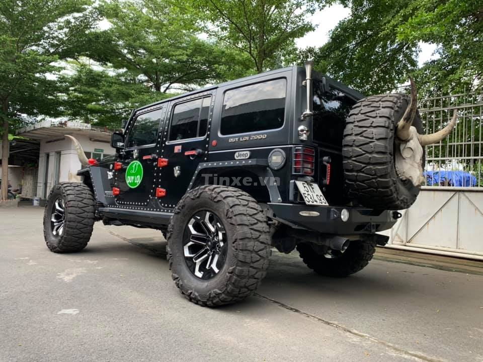 Điểm th&uacute; vị của chiếc xe Jeep Wrangler Unlimited Sport n&agrave;y ch&iacute;nh l&agrave; cặp sừng gắn trước đầu v&agrave; đu&ocirc;i xe
