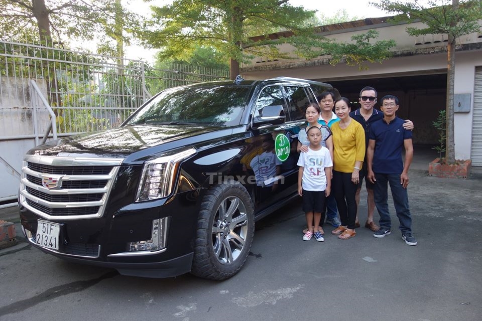 &Ocirc;ng L&acirc;m Tấn Lợi c&ugrave;ng gia đ&igrave;nh b&ecirc;n chiếc SUV hạng sang cỡ lớn Cadillac Escalade