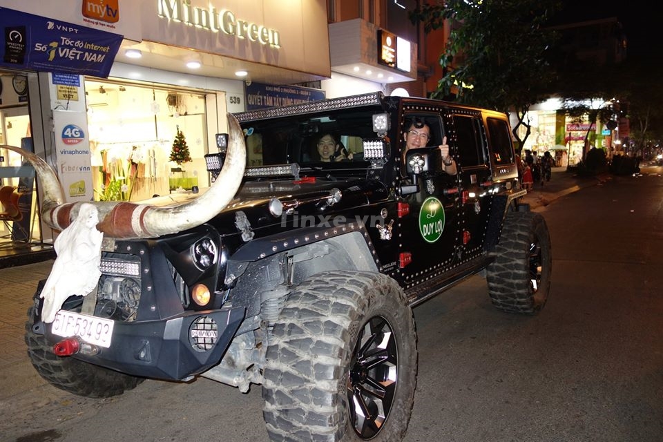 Chiếc xe Jeep Wrangler Unlimited Sport n&agrave;y được &ocirc;ng chủ của Duy Lợi độ lại bộ lốp địa h&igrave;nh của Nitto c&ugrave;ng bộ v&agrave;nh độ 20 inch 