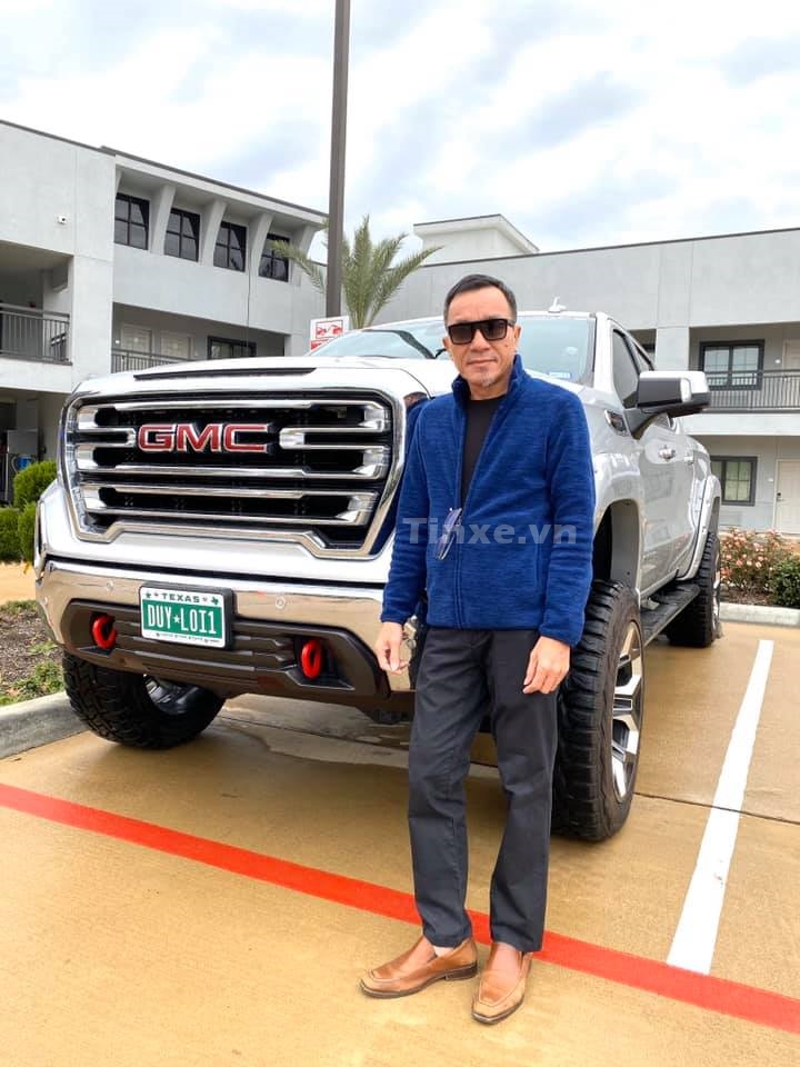 &Ocirc;ng L&acirc;m Tấn Lợi c&ugrave;ng xe GMC Sierra ở Mỹ.