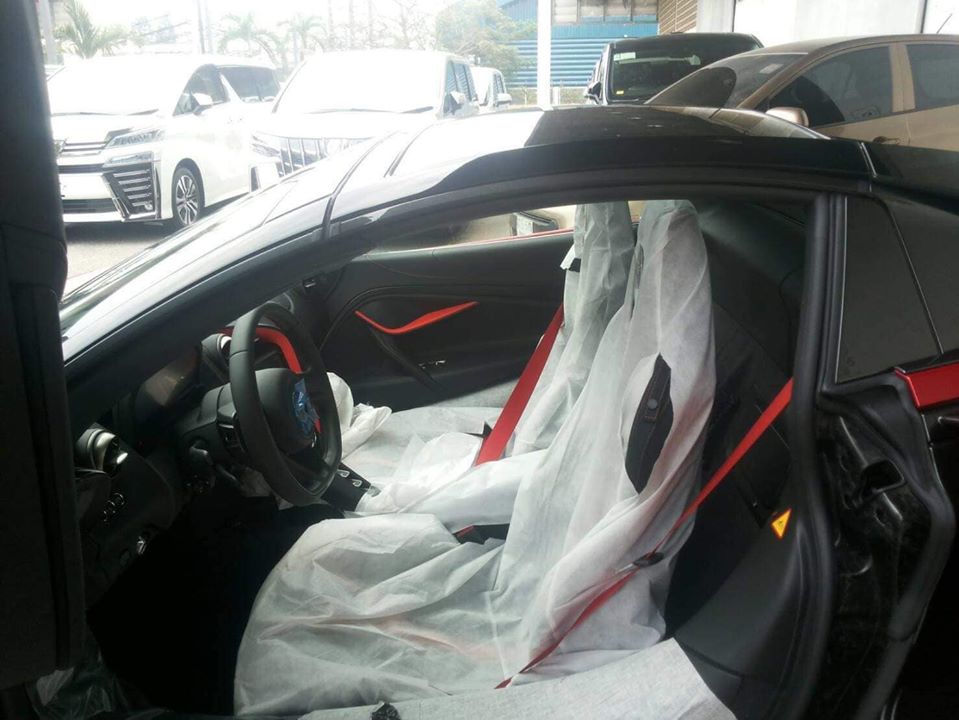 C&ograve;n đ&acirc;y l&agrave; nội thất của xe