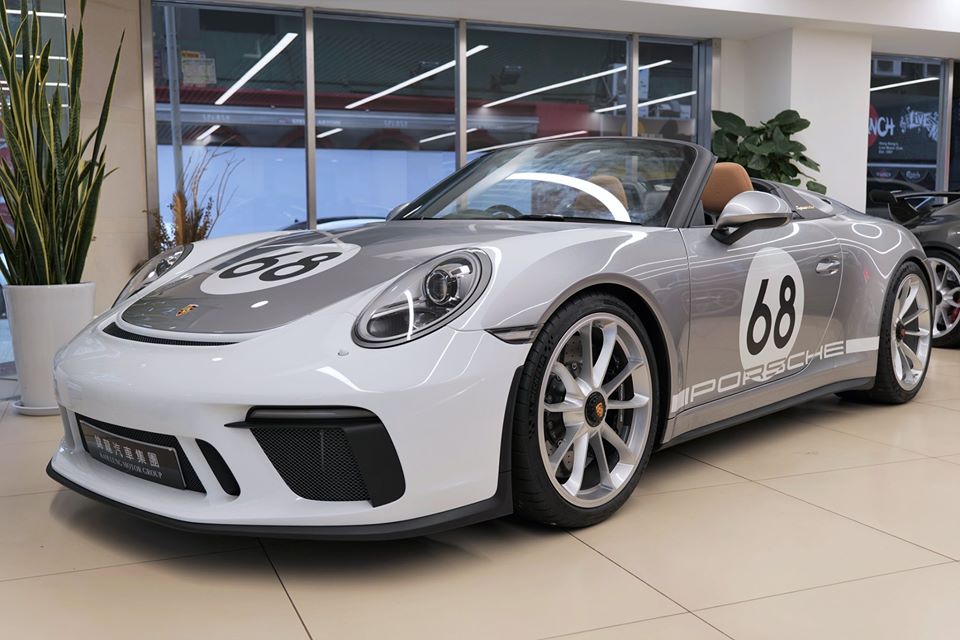 Trên toàn thế giới chỉ có đúng 1.948 chiếc siêu xe Porsche 911 Speedster được sản xuất và chiếc xe đầu tiên đến Hồng Kông mang số thứ tự 886/1948. Xe thuộc sở hữu của một nhà sưu tầm xe ở khu vực hành chính đặc biệt của Trung Quốc. Trên toàn thế giới chỉ có đúng 1.948 chiếc siêu xe Porsche 911 Speedster được sản xuất và chiếc xe đầu tiên đến Hồng Kông mang số thứ tự 886/1948. Xe thuộc sở hữu của một nhà sưu tầm xe ở khu vực hành chính đặc biệt của Trung Quốc.