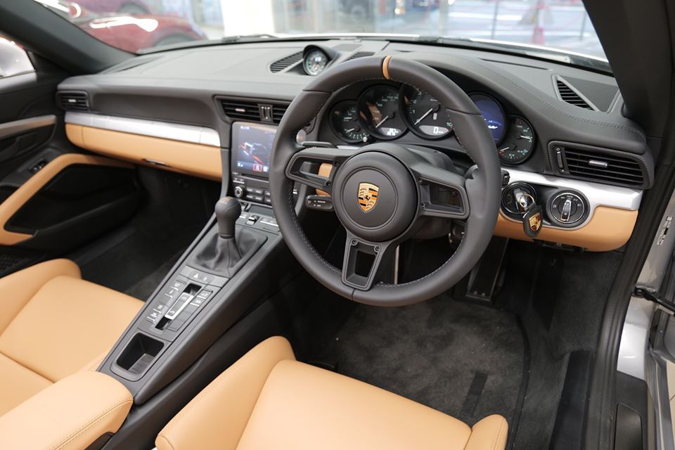 Toàn bộ số xe này sẽ có vô lăng nằm phía bên phải. Nguồn cảm hứng thiết kế của Porsche 911 Speedster 2020 vốn bắt nguồn từ đàn anh 356 Speedster trong quá khứ. Thế nhưng, Toàn bộ số xe này sẽ có vô lăng nằm phía bên phải. Nguồn cảm hứng thiết kế của Porsche 911 Speedster 2020 vốn bắt nguồn từ đàn anh 356 Speedster trong quá khứ. Thế nhưng, trái tim của mẫu xe mui trần hạng sang này lại lấy từ Porsche 911 GT3 .