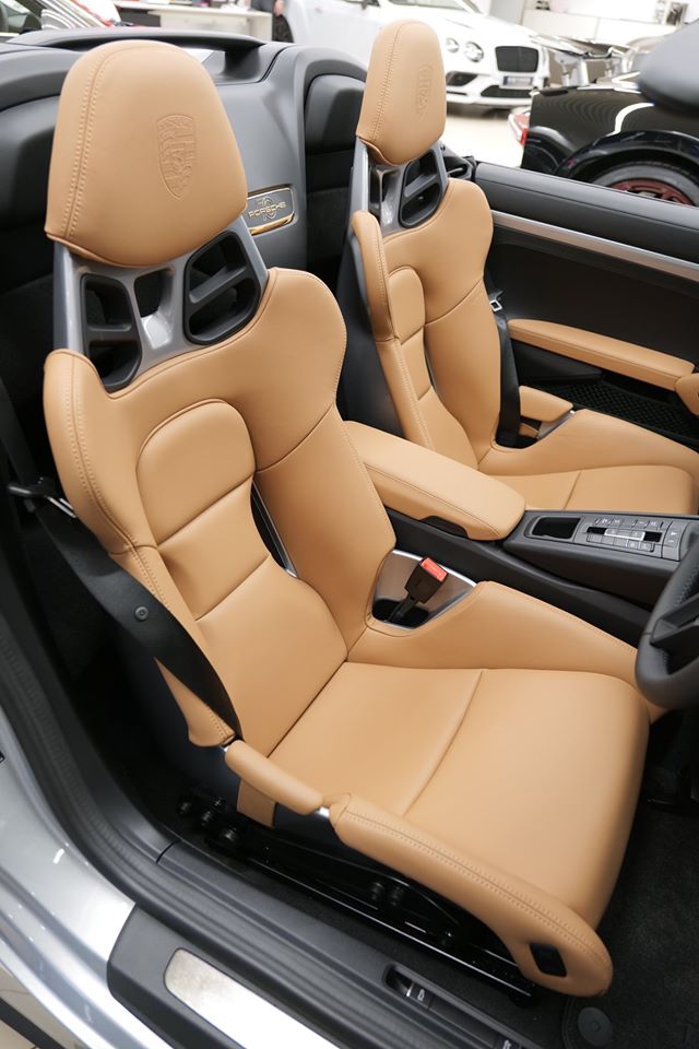 Nội thất chiếc siêu xe Porsche 911 Speedster đầu tiên đến khu vực hành chính đặc biệt của Trung Quốc có ghế ngồi bọc màu da bò, tựa đầu ghế ngồi của xe thêu logo hãng Porsche thay vì dòng chữ Speedster. Nội thất chiếc siêu xe Porsche 911 Speedster đầu tiên đến khu vực hành chính đặc biệt của Trung Quốc có ghế ngồi bọc màu da bò, tựa đầu ghế ngồi của xe thêu logo hãng Porsche thay vì dòng chữ Speedster.