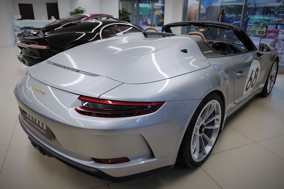 Porsche 911 Speedster đầu tiên đến Hồng Kông có giá bán từ 5,2 triệu đô la HKD, tương đương 15,6 tỷ đồng. Chiếc xe này sở hữu màu sơn bạc ở nửa thân sau và phần đầu xe có màu trắng. Chưa hết, xe còn có con số 68 ở nắp capô cũng như bên hông xe. Porsche 911 Speedster đầu tiên đến Hồng Kông có giá bán từ 5,2 triệu đô la HKD, tương đương 15,6 tỷ đồng. Chiếc xe này sở hữu màu sơn bạc ở nửa thân sau và phần đầu xe có màu trắng. Chưa hết, xe còn có con số 68 ở nắp capô cũng như bên hông xe.