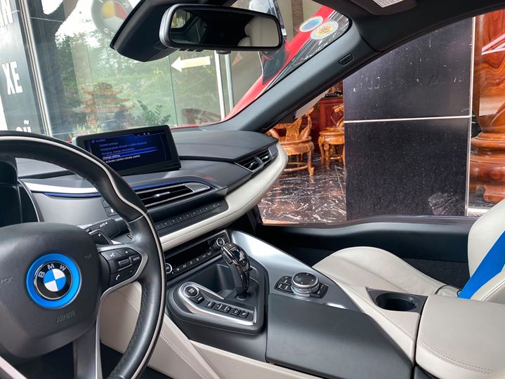 Xe thể thao BMW i8 sử dụng động cơ hybrid lai giữa xăng và điện Xe thể thao BMW i8 sử dụng động cơ hybrid lai giữa xăng và điện