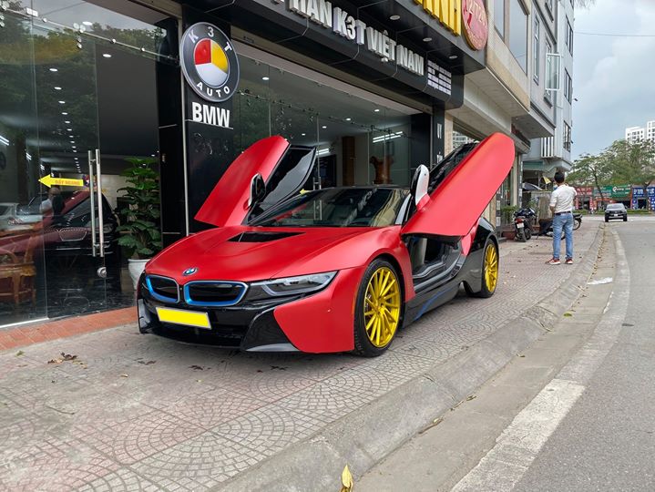 Chiếc BMW i8 này thuộc đời 2015 Chiếc BMW i8 này thuộc đời 2015