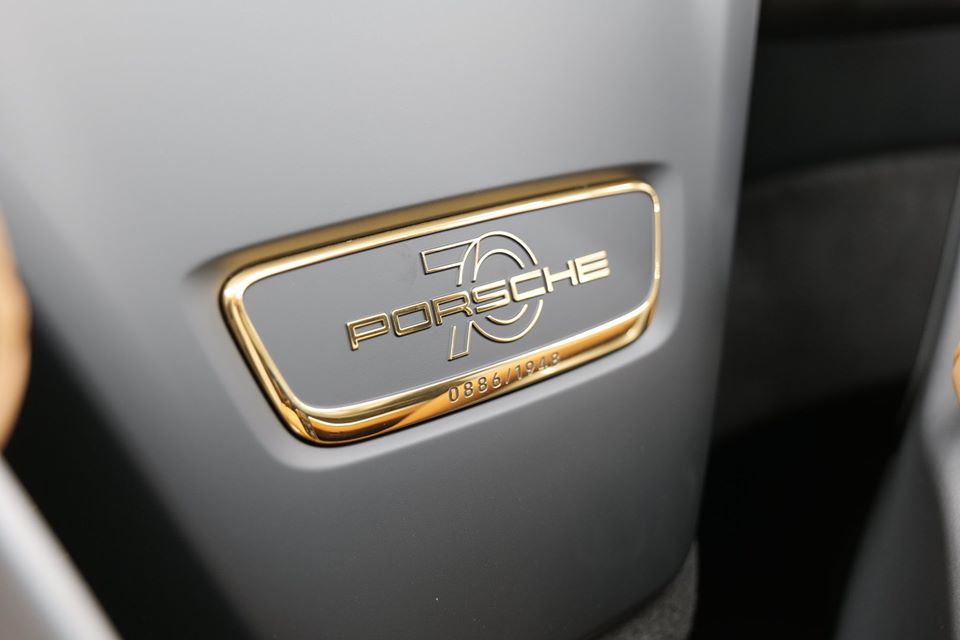Sẽ chỉ có 11 chiếc siêu xe Porsche 911 Speedster đến Hồng Kông. Tất cả số xe này đều được đánh số thứ tự. Có thể thấy ở phần giữa hai ghế ngồi được đính bảng số với logo Porsche 70 cùng số thứ tự của chiếc xe là 886 trên tổng số 1948 xe Porsche 911 Speedster được sản xuất. Chi tiết này được mạ vàng 24k. Sẽ chỉ có 11 chiếc siêu xe Porsche 911 Speedster đến Hồng Kông. Tất cả số xe này đều được đánh số thứ tự. Có thể thấy ở phần giữa hai ghế ngồi được đính bảng số với logo Porsche 70 cùng số thứ tự của chiếc xe là 886 trên tổng số 1948 xe Porsche 911 Speedster được sản xuất. Chi tiết này được mạ vàng 24k.