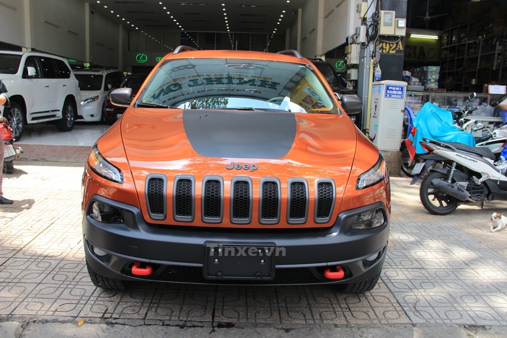 Chiếc xe Jeep Cherokee Trailhawk n&agrave;y cũng thuộc sở hữu của &ocirc;ng chủ v&otilde;ng xếp Duy Lợi. Xe c&oacute; gi&aacute; b&aacute;n tham khảo tại Việt Nam l&agrave; 1,1 tỷ đồng