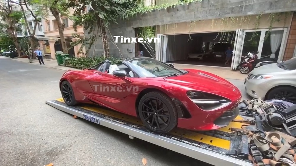 Đại gia Việt bất ngờ khui c&ocirc;ng si&ecirc;u xe McLaren 720S Spider giữa đại dịch Covid-19. Trong nh&agrave; c&ograve;n c&oacute; một chiếc McLaren 720S Spider m&agrave;u trắng. Ảnh chụp m&agrave;n h&igrave;nh