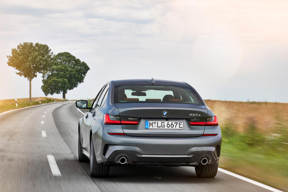 BMW 330e 2021 sở hữu c&ocirc;ng suất tối đa 288 m&atilde; lực