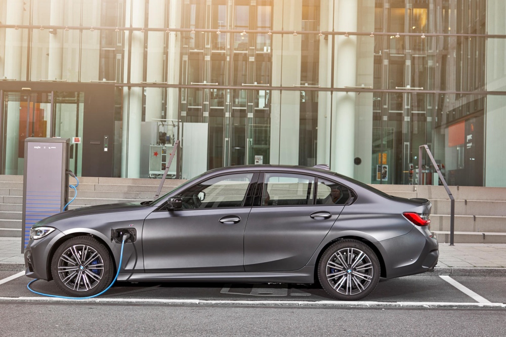 Lượng xăng ti&ecirc;u thụ khi&ecirc;m tốn l&agrave; điểm nhấn của BMW 330e 2021