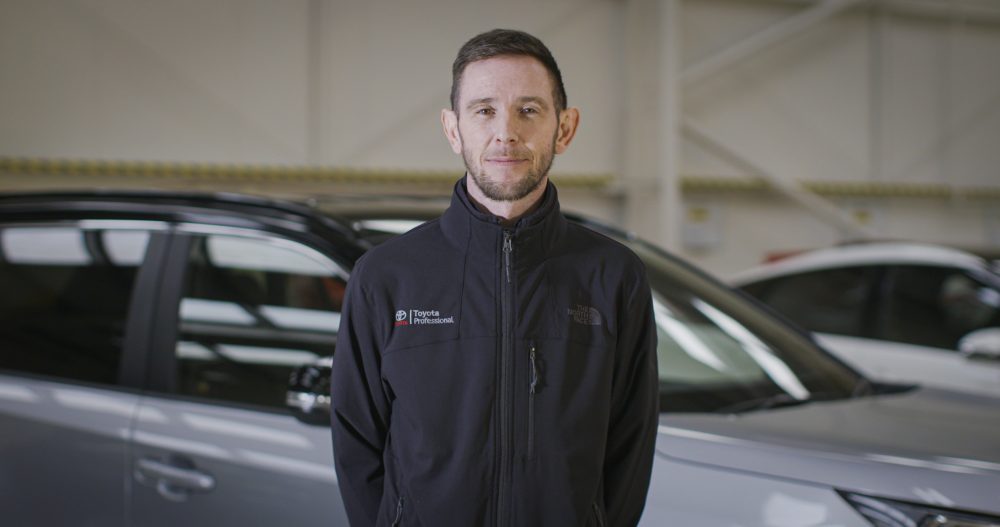 Anh Ben Murphy - chuy&ecirc;n gia chăm s&oacute;c &ocirc; t&ocirc; của Toyota chi nh&aacute;nh Anh quốc