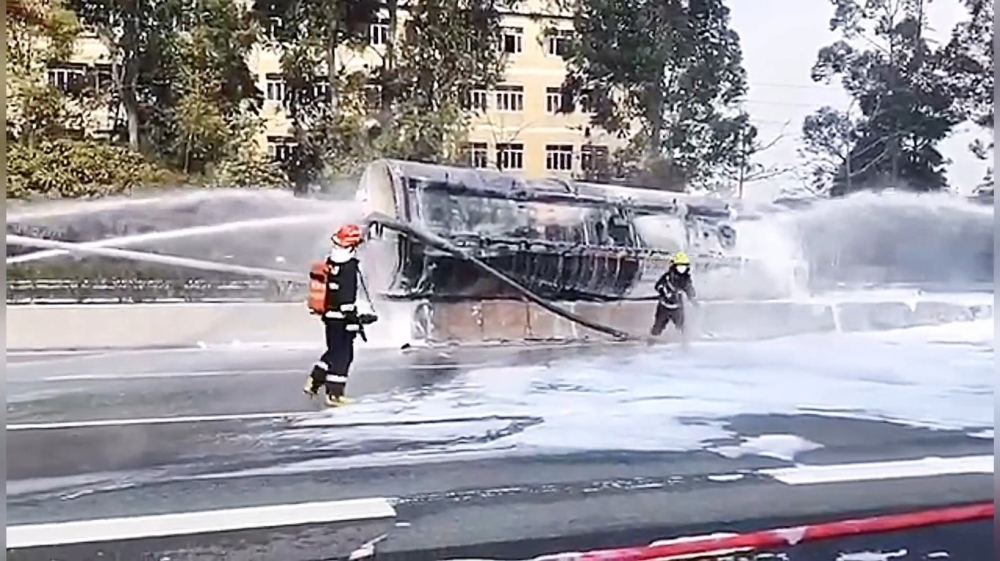 Chiếc xe bồn bị hư hỏng ho&agrave;n to&agrave;n sau khi được dập lửa