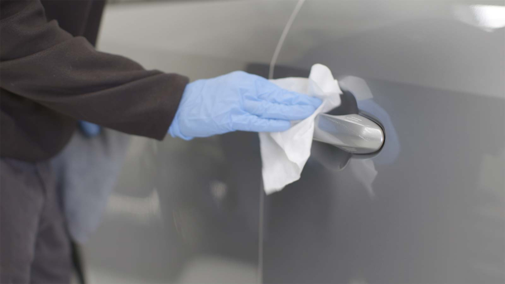 Theo chuy&ecirc;n gia của Toyota, người sử dụng &ocirc; t&ocirc; c&oacute; thể d&ugrave;ng khăn ướt kh&aacute;ng khuẩn kh&ocirc;ng c&oacute; chất tẩy để lau xe