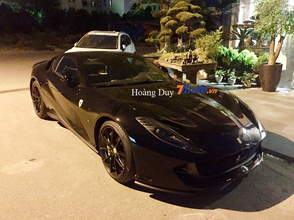 Si&ecirc;u xe Ferrari 812 Superfast đỗ trước nh&agrave; ri&ecirc;ng của doanh nh&acirc;n Hải Ph&ograve;ng