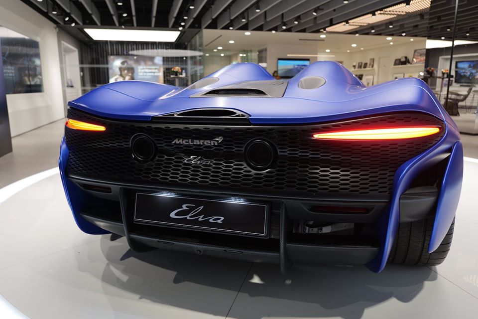 McLaren Elva được phát triển dựa trên hệ thống khung gầm và thân vỏ bằng sợi carbon siêu nhẹ. Người mua còn có thể chọn lựa kính chắn gió bằng carbon.