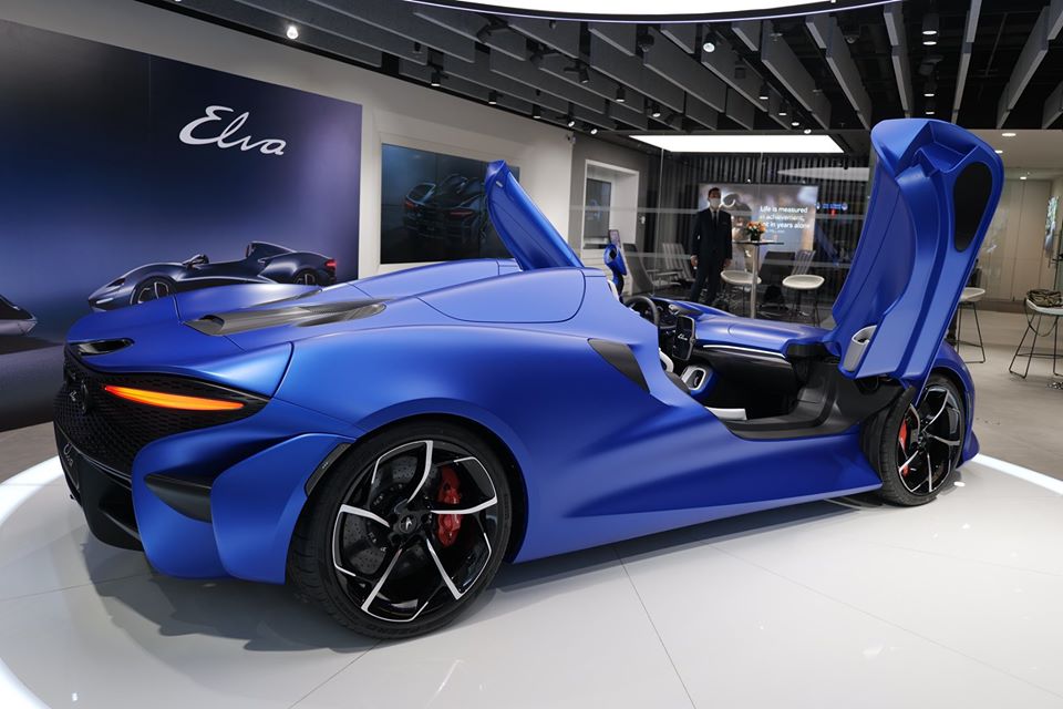 Chiếc siêu xe McLaren Elva đến Hồng Kông lần này có màu xanh dương nhám rất đẹp mắt và nổi bật. Đi cùng với đó là nhiều chi tiết carbon và bộ mâm sơn 2 tông màu tương phản.