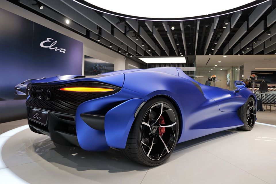 McLaren Elva sở hữu thiết kế mui trần với khoang lái mở, không hề có kính chắn gió hay kính cửa sổ. Bên cạnh đó, xe còn được trang bị hệ thống kiểm soát khí lưu thông minh AAMS giúp người lái cảm thấy thoải mái khi chạy ở tốc độ cao. Ở phần lớn các thị trường, kính chắn gió cố định sẽ được cung cấp cho McLaren Elva như trang bị tùy chọn.