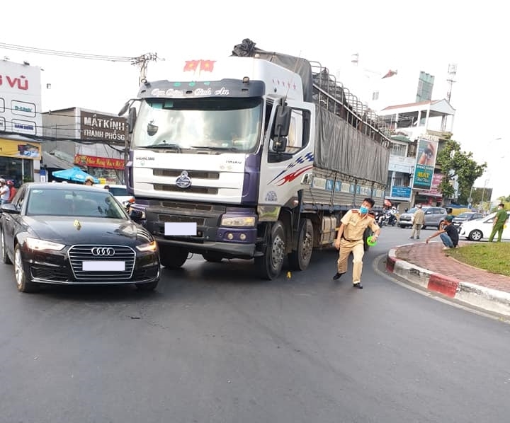 Lực lượng chức năng đang kh&aacute;m nghiệm hiện trường vụ tai nạn