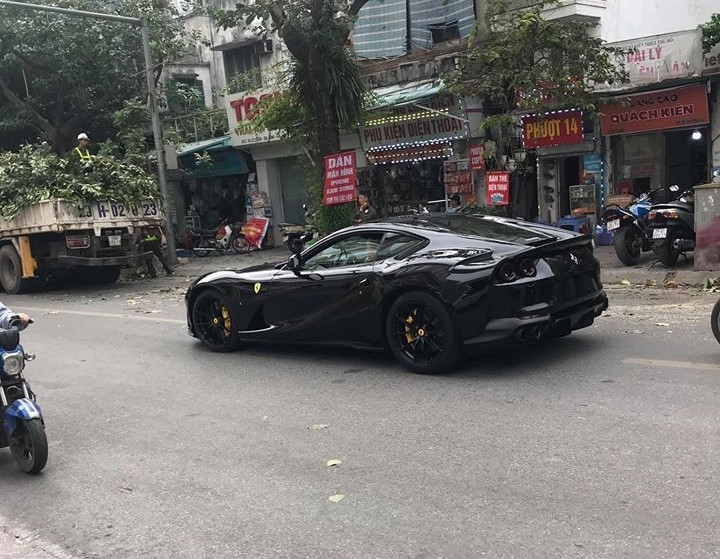 Ferrari 812 Superfast m&agrave;u đen độc nhất Việt Nam l&uacute;c dạo phố ở H&agrave; Nội