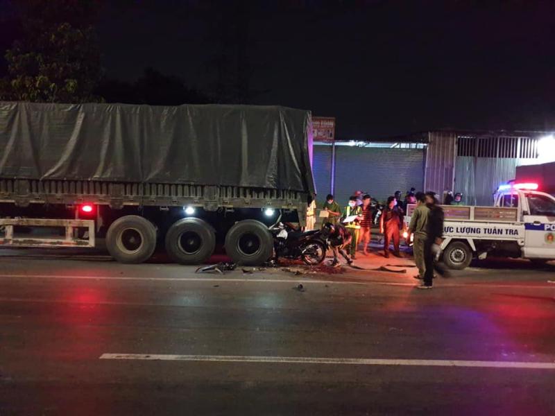 Chiếc xe máy biến dạng nặng sau khi tông vào đuôi xe container