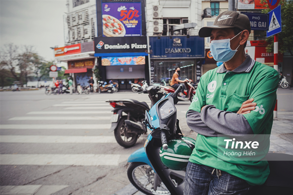 Một lái xe Grab cho biết do người dân ít ra đường nên hôm nay anh chưa nhận được cuốc xe nào.