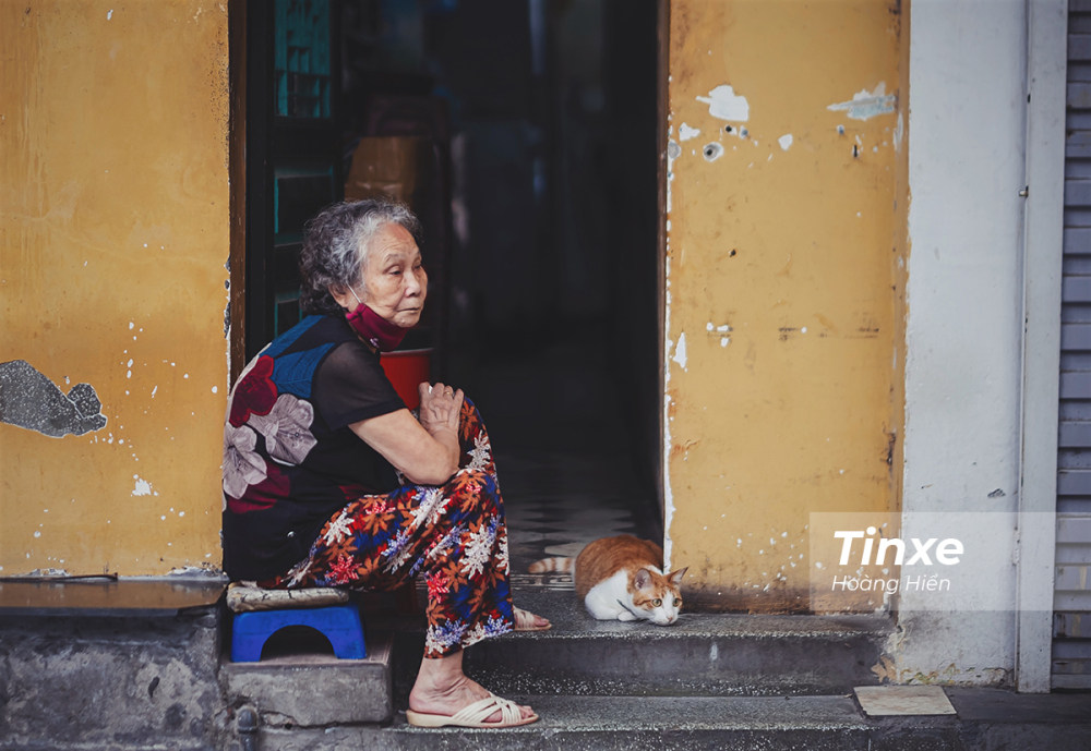 Đối với người lớn tuổi, họ cho biết đã lâu lắm rồi mới thấy không khí vắng lặng và có phần vội vã như vậy của Hà Nội.
