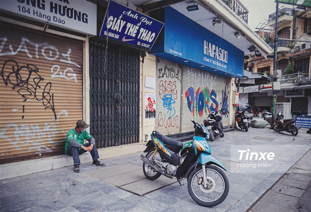 Trên đường phố dễ dàng bắt gặp nhiều cửa hàng cửa hiệu vốn đông đúc ngày thường thì nay đều đóng cửa im lìm.