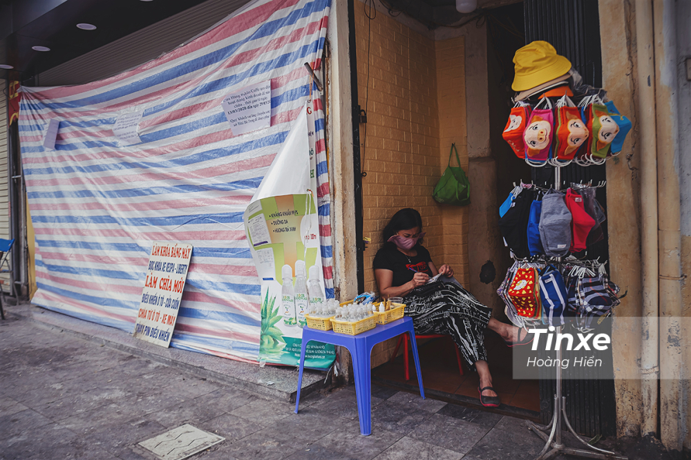 Một quầy hàng nhỏ nhanh trí chuyển sang bán khẩu trang, nước rửa tay.