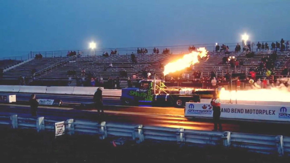 Bone Shaker thường trình diễn khả năng khè lửa trên đường đua drag