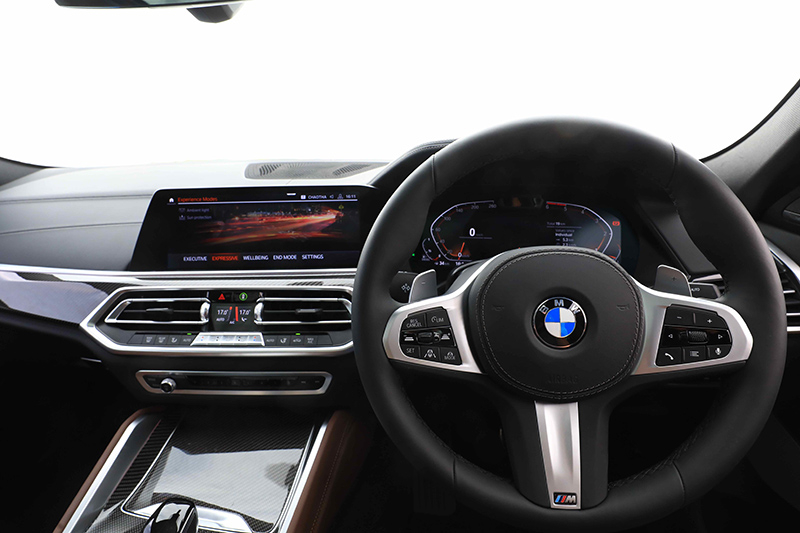 2 m&agrave;n h&igrave;nh cỡ lớn của hệ thống BMW Live Cockpit Professional