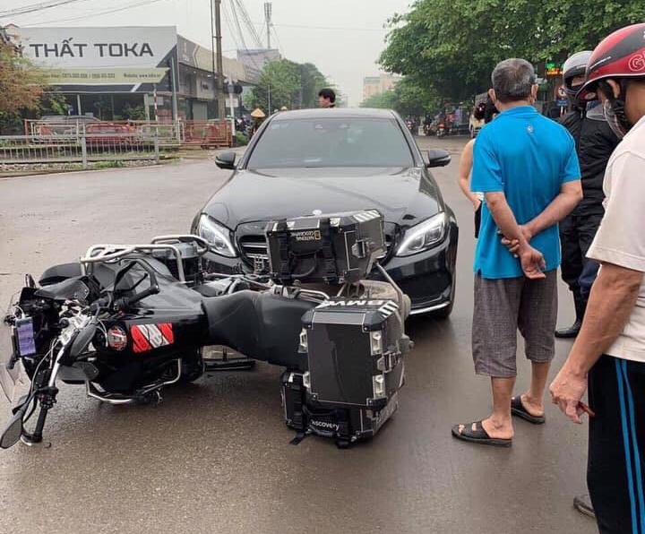 Biker điều khiển xe BMW R1200 GS đền b&ugrave; cho chủ xe Mercedes-Benz GLC khoảng 50 triệu đồng