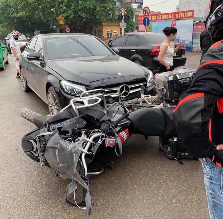 Hiện trường vụ va chạm giao th&ocirc;ng giữa xe ph&acirc;n khối lớn BMW R1200 GS v&agrave; Mercedes-Benz GLC m&agrave;u đen tại Th&aacute;i Nguy&ecirc;n v&agrave;o h&ocirc;m qua