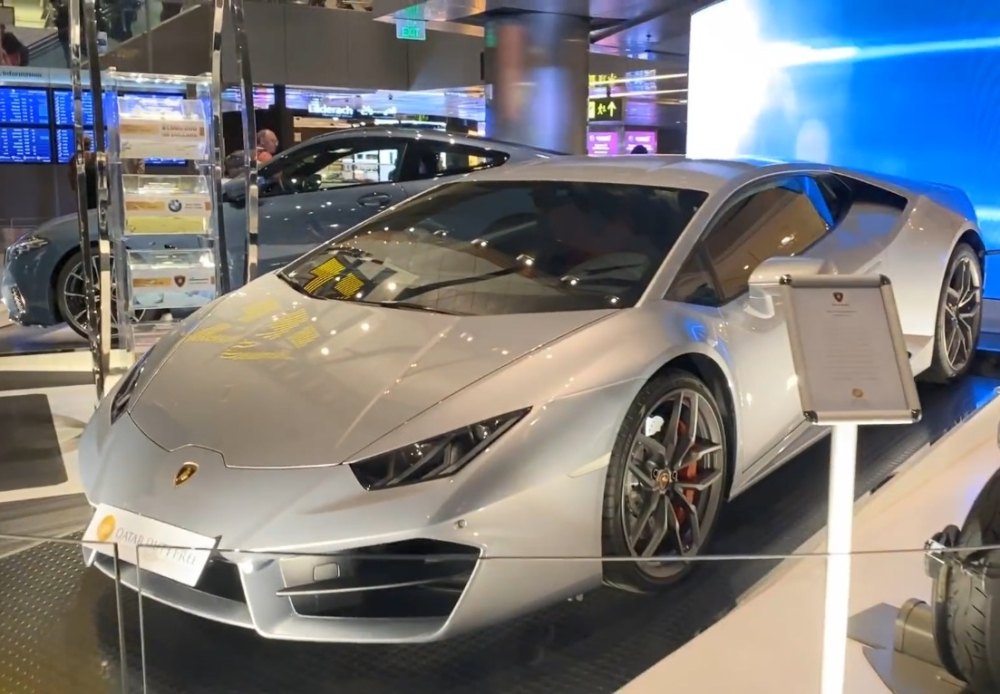 Cận cảnh chiếc si&ecirc;u xe Lamborghini Huracan LP580-2 được trưng b&agrave;y ở s&acirc;n bay Doha-Qatar
