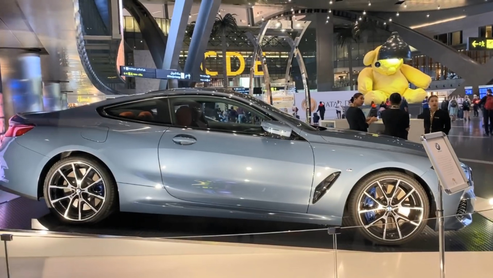 V&agrave; một chiếc xe BMW M850i 2020. Vị tr&iacute; trước đ&oacute; của 2 chiếc xe n&agrave;y l&agrave; một m&ocirc; t&ocirc; của Ducati v&agrave; xe Porsche