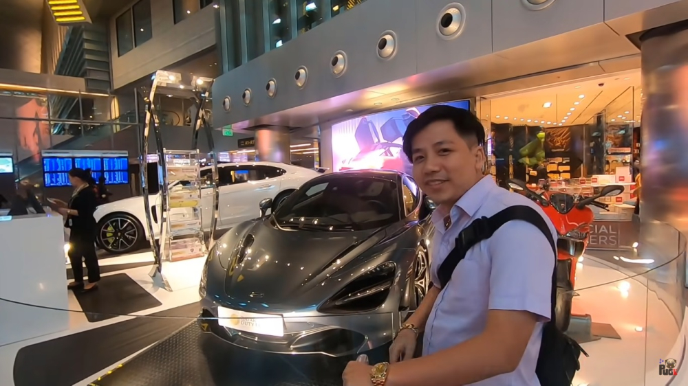 Khoa Pug tham quan s&acirc;n bay Doha, Qatar v&agrave;o 3 th&aacute;ng trước bắt gặp si&ecirc;u xe McLaren 720S được trưng b&agrave;y ở đ&acirc;y