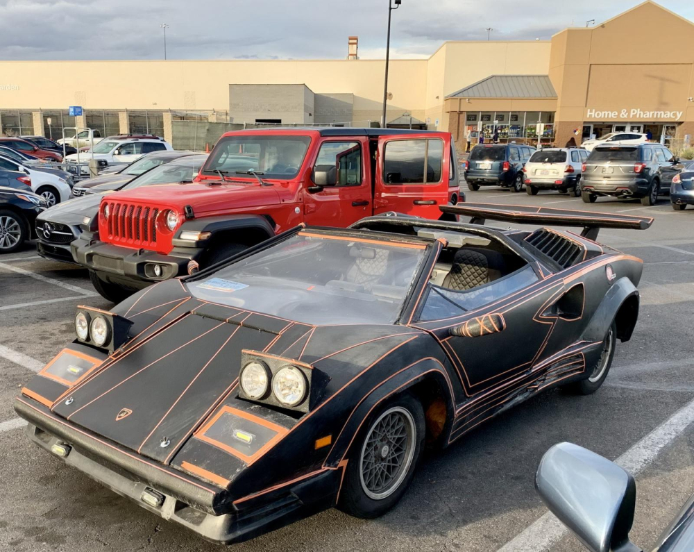 Chiếc Lamborghini Countach nh&aacute;i n&agrave;y đ&atilde; được ph&aacute;t hiện tại một b&atilde;i đỗ xe v&agrave; chia sẻ l&ecirc;n diễn đ&agrave;n Reddit