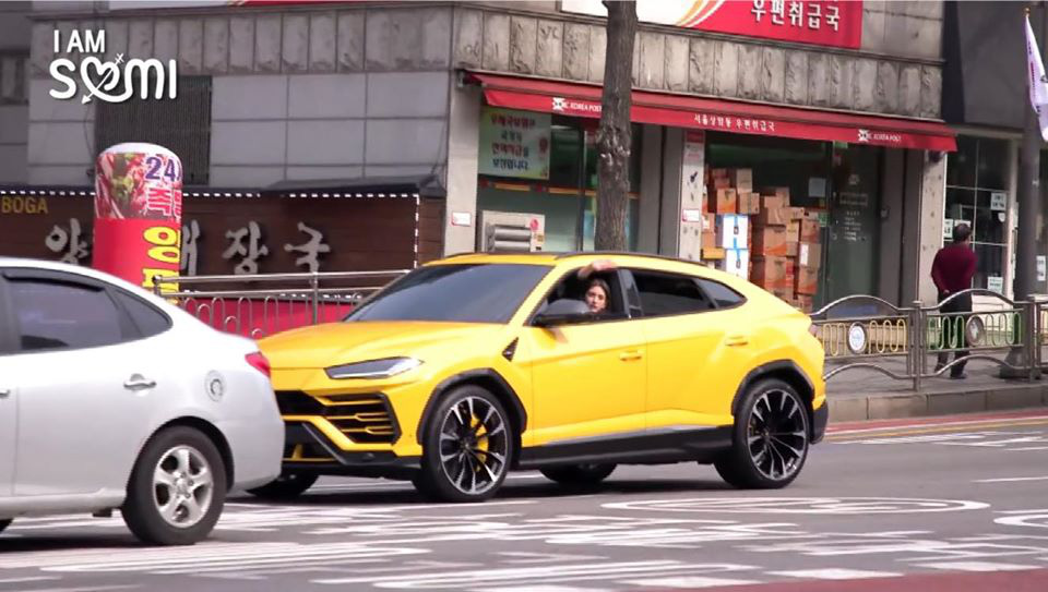 Jeon Somi lái chiếc siêu xe Lamborghini Urus trong chương trình truyền hình thực tế về cuộc sống hàng ngày của cô