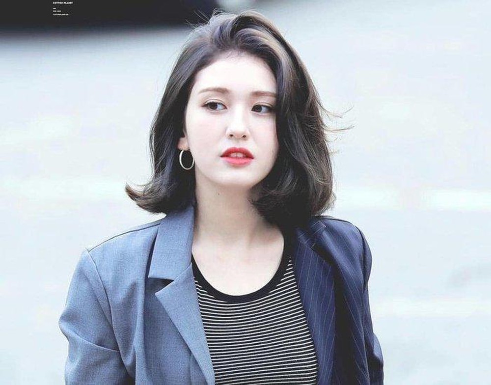 Jeon Somi là một trong những thần tượng nhỏ tuổi nhất từng ra mắt tại Hàn Quốc