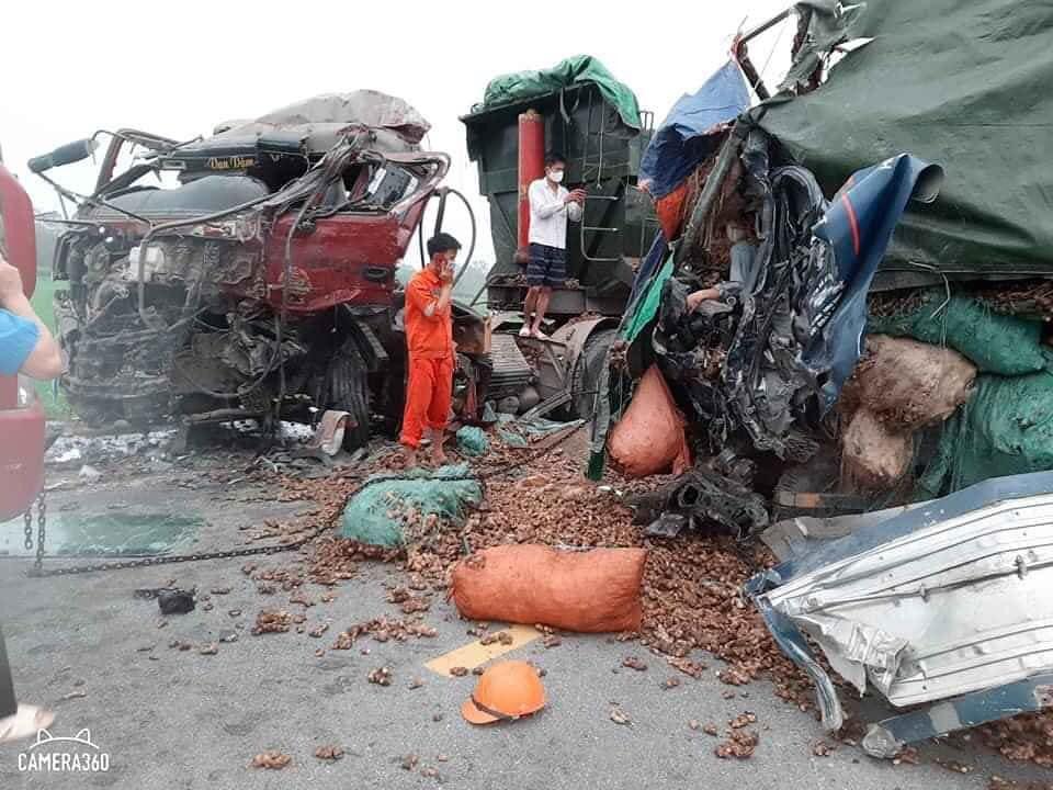 Cả hai chiếc &ocirc; t&ocirc; tải đều hư hỏng nặng
