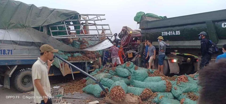 Hiện trường vụ tai nạn giữa 2 chiếc &ocirc; t&ocirc; tải tại Nghệ An