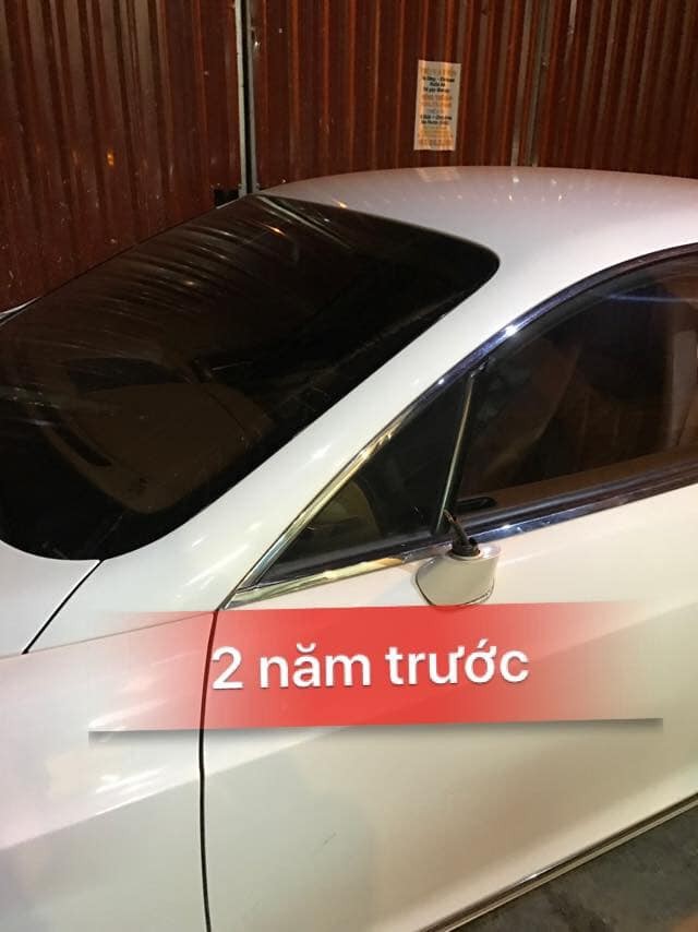 Chiếc Bentley Continental GT Speed bị mất gương vào năm 2017