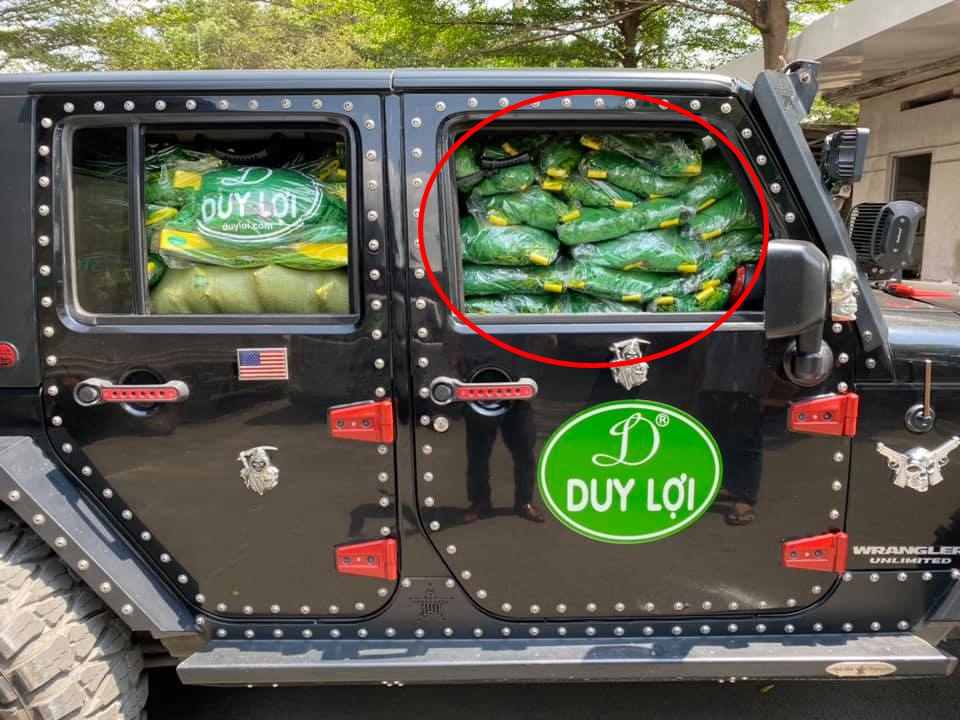 Do chất đầy các võng xếp nên người lái chiếc Jeep Wrangler Unlimited Sport không thể nhìn được gương bên phải Do chất đầy các võng xếp nên người lái chiếc Jeep Wrangler Unlimited Sport không thể nhìn được gương bên phải