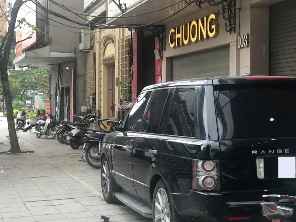 Chiếc Range Rover của một doanh nhân Hà Nội bị kẻ gian vặt gương trong mùa dịch Covid-19